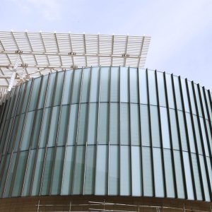 Image of curved glazed facade with fins at Simulation Center Qatar